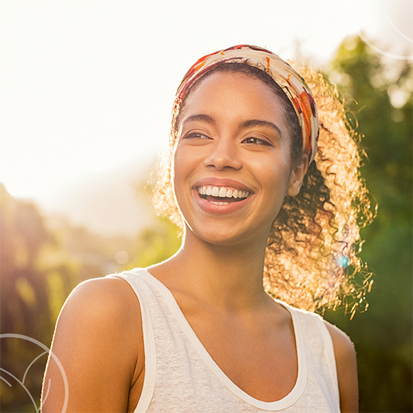 Photo d'une femme souriante