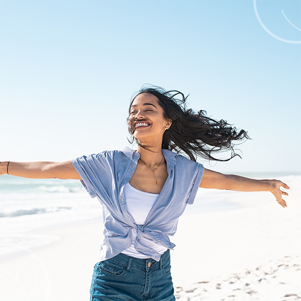 Femme pleine de vitalité et joyeuse sur la plage