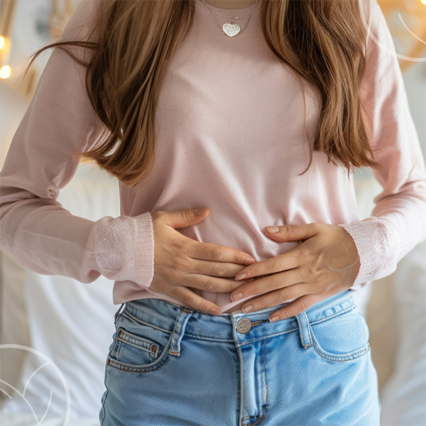 Photo d'une femme qui se tient le ventre